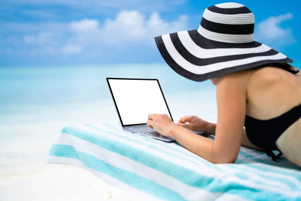 Kumsaldaki Dizüstü Bilgisayarla Dinleniyorum Yaz Tatili — Stok fotoğraf