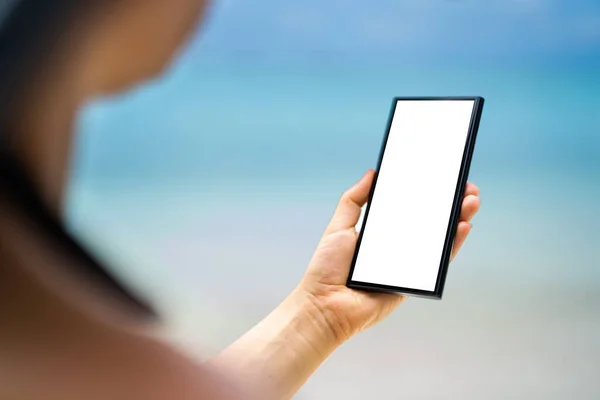 Мобільний Телефон Або Смартфон Зеленим Екраном Пляжі — стокове фото