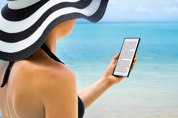 Frau Liest Book Auf Tablet Strand — Stockfoto