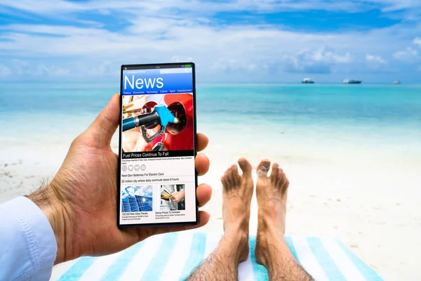 Man Leest Nieuws Digitale Telefoon Het Strand — Stockfoto