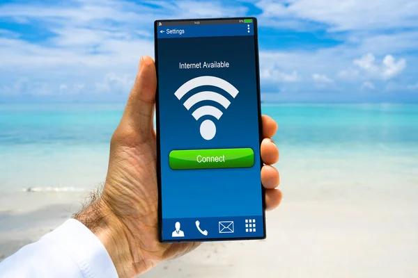 Uomo Alla Ricerca Rete Sul Telefono Digitale Spiaggia — Foto Stock