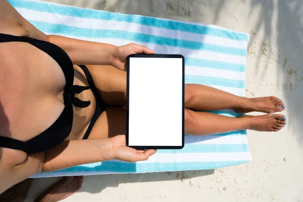 Mulher Usando Tablet Enquanto Relaxa Cadeira Praia — Fotografia de Stock