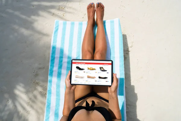 Žena Nakupování Pro Boty Webovém Obchodě Pláži — Stock fotografie