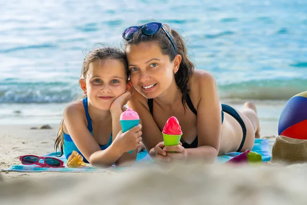 Vacaciones Familiares Ocean Beach Madre Felicidad Feliz Mamá Estilo Vida — Foto de Stock