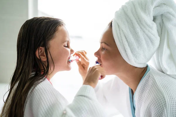 Daglig Hygien Tänder Borste Förfarande Badrum Med Barn Dotter — Stockfoto