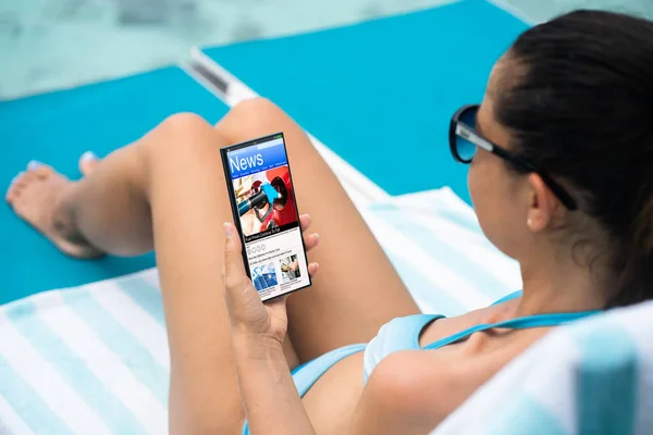 Женщина Читает Новости Цифровом Телефоне Пляже — стоковое фото