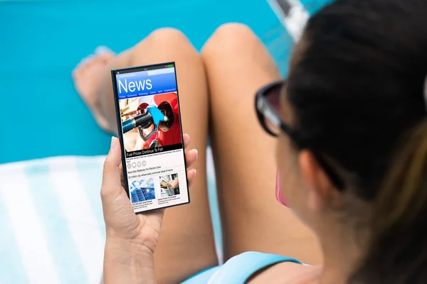 Donna Che Legge Notizie Sul Telefono Digitale Spiaggia — Foto Stock