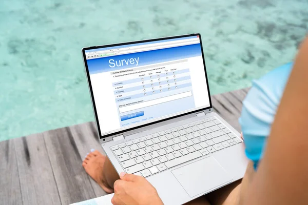Komputer Laptop Survey Formularz Opinii Plaży — Zdjęcie stockowe