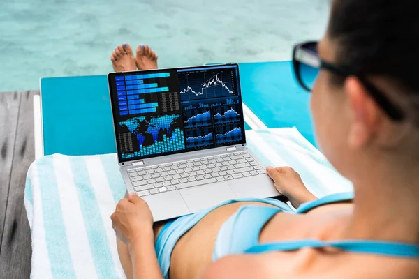 Businesswoman Using Analytics Data Kpi Dashboard Tech Vacation — Stock fotografie