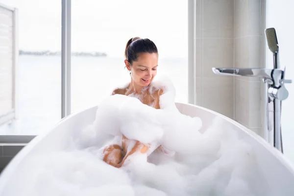 Hermosa Mujer Cuerpo Spa Cuidado Blanco Baño — Foto de Stock
