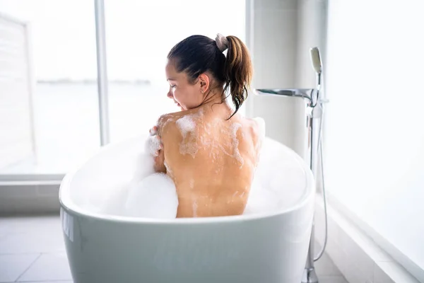 Hermosa Mujer Cuerpo Spa Cuidado Blanco Baño —  Fotos de Stock
