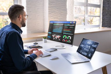 KPI İş Analitik Veri Kontrol Paneli. Analizci Bilgisayar Kullanıyor