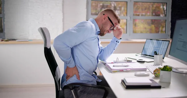Back Pain Bad Postoj Muž Sedí Kanceláři — Stock fotografie