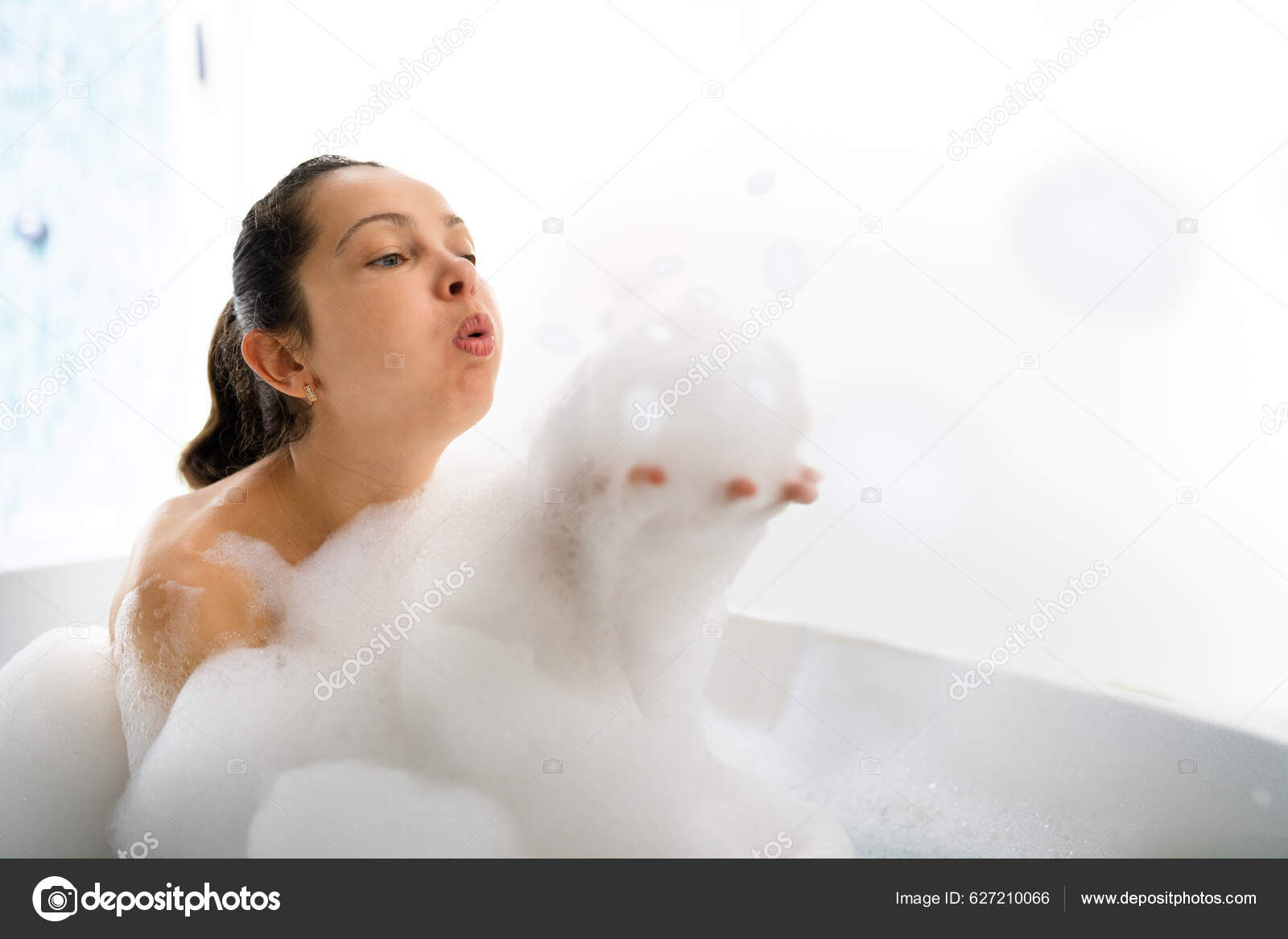 Badeværelse Afslapning Velvære Kvinde Blæser Sæbe Skum Bobler — Stock-foto  © AndreyPopov #627210066