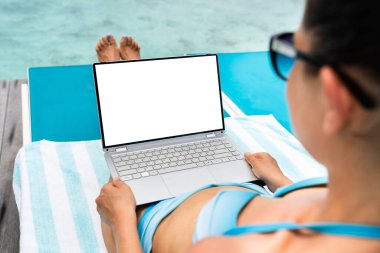 Kumsaldaki dizüstü bilgisayarla dinleniyorum. Yaz Tatili