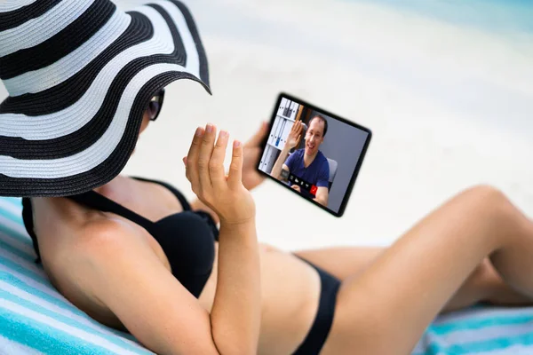 Jonge Vrouw Met Behulp Van Tablet Voor Videoconferentie Het Strand — Stockfoto