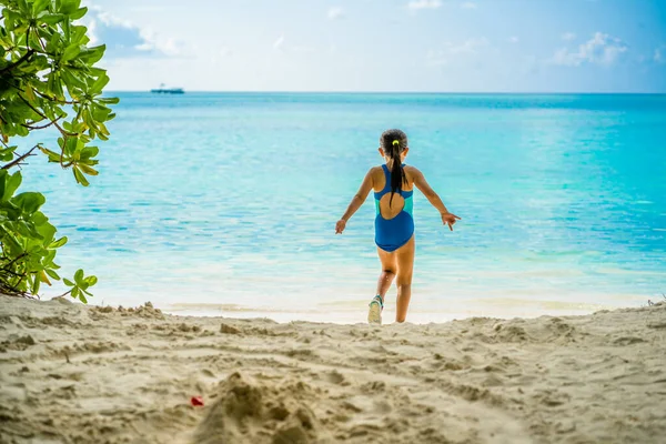 Vacaciones Viaje Playa Divertida Niño Corriendo Verano — Foto de Stock