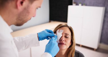 Doktor tarafından ilk göz bakımı. Medicine Alçı. Acı ve Yara