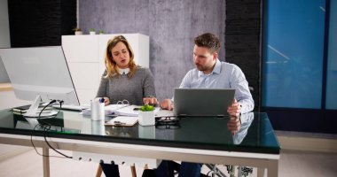 İş adamı çalışanı, meslektaşı ile birlikte çalışıyor.