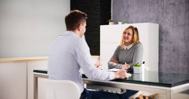 İş Adamları Röportajda Konuşur ya da Konuşur