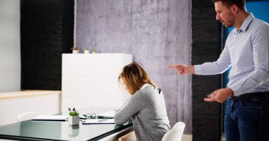 Kızgın Patron Zorba diye bağırıyor. Kurumsal Taciz Çatışması