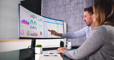 Analistler İş Veri Analizi Kontrol Paneline Bakıyorlar