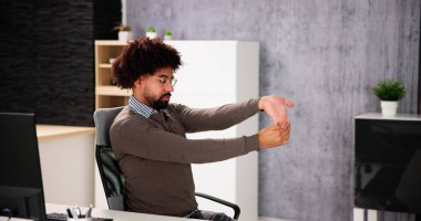 Ofis masasında esneme egzersizi.