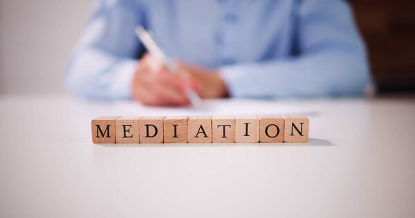 Конфликтный адвокат-посредник. Юридические посредники и судьи