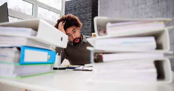 Workaholic Buchhalter Geschäftsmann Mit Kopfschmerzen Und Stress — Stockfoto