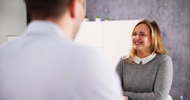 İş Adamları Röportajda Konuşur ya da Konuşur