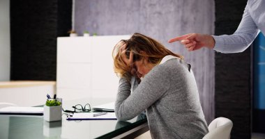 Kızgın Patron Zorba diye bağırıyor. Kurumsal Taciz Çatışması