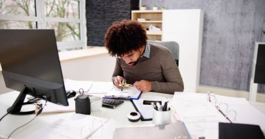 Vergi Denetleme. Afrikalı Denetçi Borç Dolandırıcılığı Denetimi Yapıyor