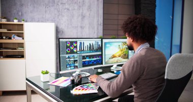 Afrikalı Amerikalı Video Düzenleyici Teknik Görevi Bilgisayar Kullanımı