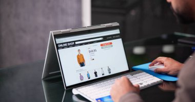 Çevrimiçi Ticaret Alışveriş Web Sitesi ya da Dizüstü bilgisayardaki Depo