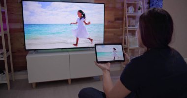 Tablet Televizyon ve Sinema Arasında Televizyon İzleyen Kadın