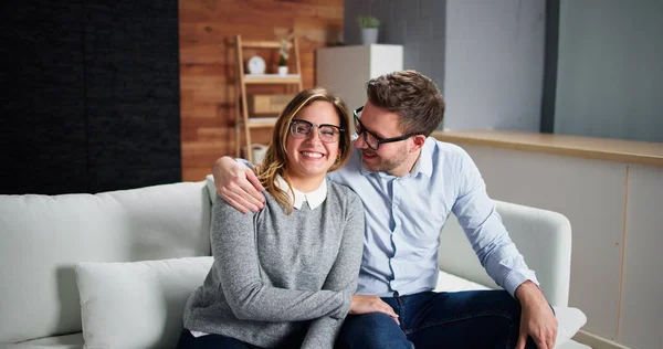 眼鏡をかけた幸せな若いカップルの肖像画 — ストック写真