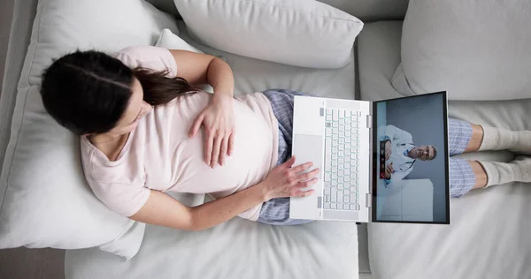 妊娠中の女性医師のビデオ 自宅でノートパソコンで呼び出し — ストック写真