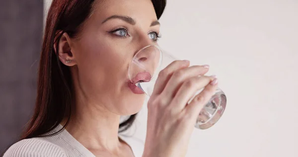 Mundspülung Und Gurgeln Mit Antiseptischem Mundwasser Zur Verhinderung Von Mundgeruch — Stockfoto