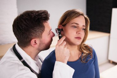 Otoskop kullanarak Otolaryngology Kulak Kontrolü. Doktor Muayene Hastası