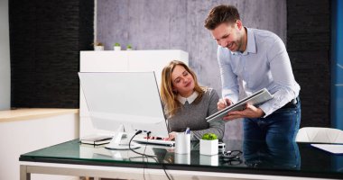 İş adamı çalışanı, meslektaşı ile birlikte çalışıyor.