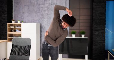 Afro-Amerikan Erkek Egzersiz Ofisi. Esneme Çalışması