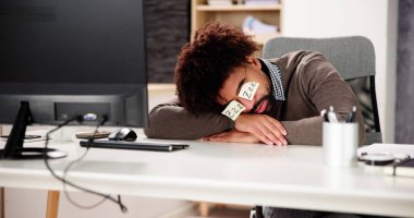 Yorgun Afrikalı Amerikalı Adam Masada Uyuyor