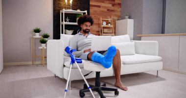 Kırık bacaklı yaralı adam.