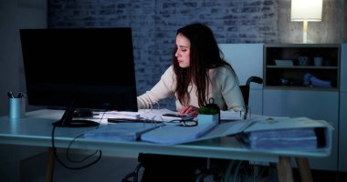 Vergi Belgeleriyle Ofisteki Muhasebeci Kadın