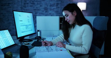 Bill 'in Ofisinde Tıbbi Kod ve Hesap Yöneticisi