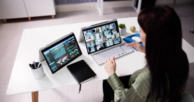 Ofiste Çevrimiçi Video Konferansı Toplantısı İzleniyor