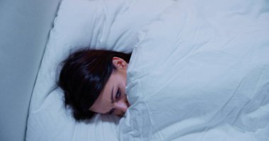 Geceleri Korkan ve Korkan Uykusuz Kadın