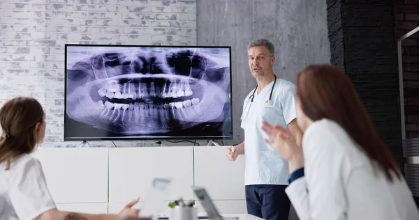 Dentist Doctors Looking Teeth Xray Using Computer Software — Foto de Stock