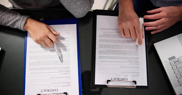 Dwóch Biznesmenów Ręcznie Pracuje Nad Papierem Kontraktowym Nad Biurkiem — Zdjęcie stockowe