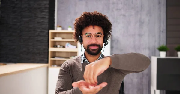 African American Deaf Man Using Sign Language — Stock Photo, Image